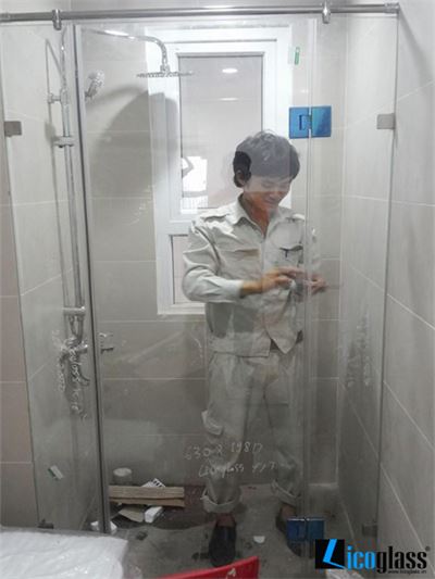 LẮP ĐẶT VÁCH TẮM KÍNH 180 ĐỘ TẠI CHUNG CƯ NHÀ 2209B 